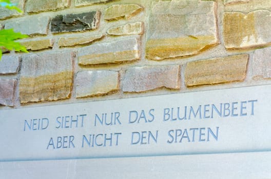 Inscription on the entrance to the house with a wise saying.