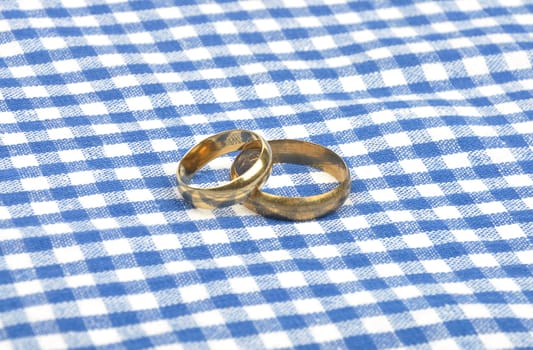 Arrangement with wedding rings