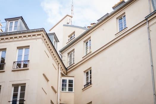 Exterior view of a Parisian townhouse in summer in front of a blue sky