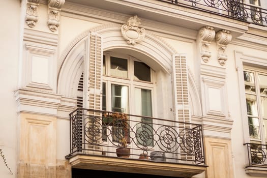 Exterior view of a Parisian townhouse in summer in front of a blue sky
