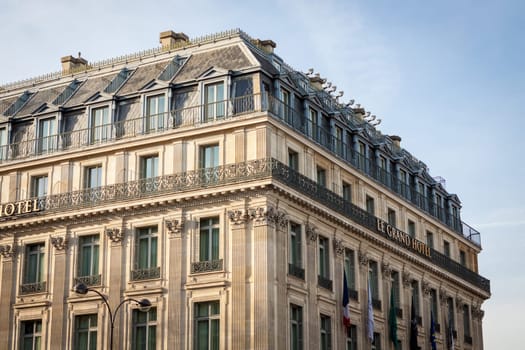 Exterior view of a Parisian townhouse in summer in front of a blue sky