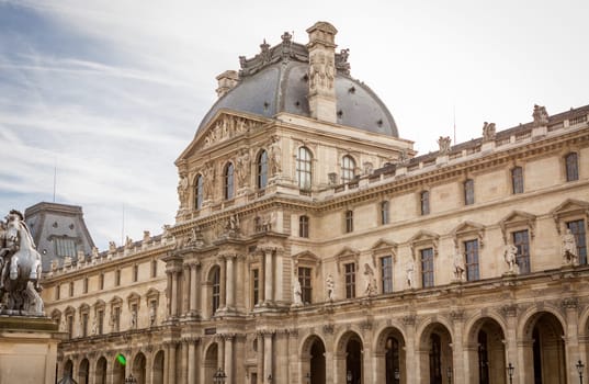 Exterior view of a Parisian townhouse in summer in front of a blue sky
