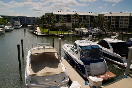 Fort Myers,marina,moorings,ship,boat,yachts,canal,residential settlement,river,pier,quay,jetty,classy,luxury,apartments,retirement,berths,ships,boats,yacht,condominium,second residence,Florida,America,USA,time sharing