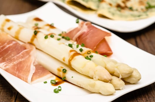 White asparagus with chigs and Parma ham