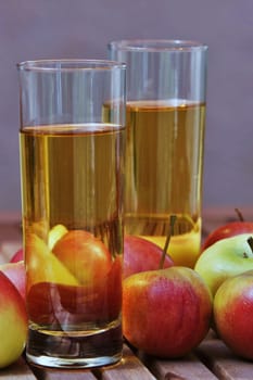 Fresh aepfel and apple juice