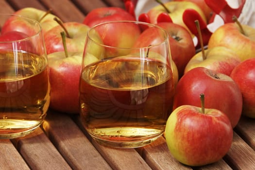 Fresh aepfel and apple juice