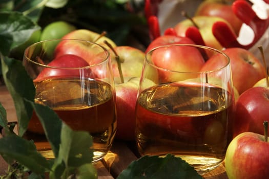Fresh aepfel and apple juice