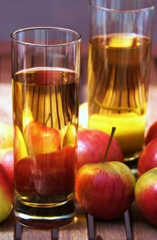 Fresh aepfel and apple juice