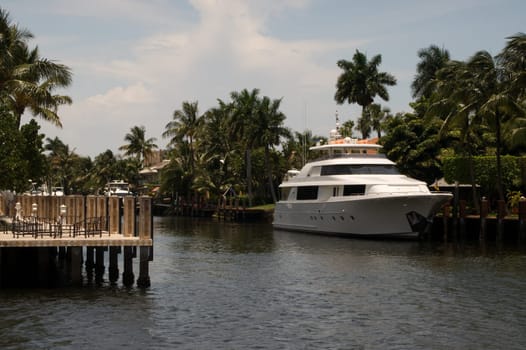 Fort Lauderdale,canal,river,residential area,residential settlement,community,yachts,ship,ships,large,luxury,wealth,white,house,villa,estate,boat,pier,anchor,harbor,pier,Florida,promenade,shore,stay,river,quay,cruise,excursion,too