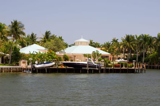 Fort Lauderdale,canal,river,residential area,residential settlement,community,yachts,ship,ships,large,luxury,wealth,white,house,villa,estate,boat,pier,anchor,harbor,pier,Florida,promenade,shore,stay,river,quay,cruise,excursion,too