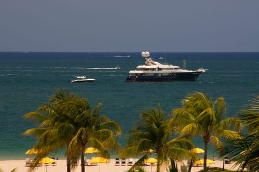 sea view,yacht,anchor,anchor,blue,huge,ship,horizon,beach,palm trees,visibility,park,Fort Lauderdale,America,Florida,beach