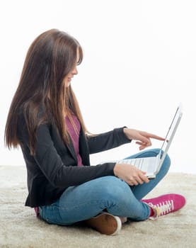 Mädchgen sits on the laptop