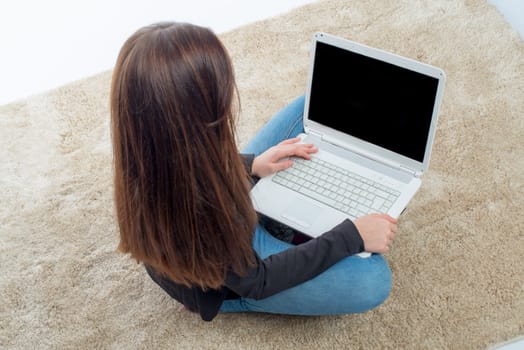 Mädchgen sits on the laptop