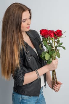 Young girl holds a bouquet of roses