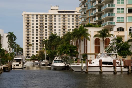 Fort Lauderdale,canal,river,residential area,residential settlement,community,yachts,ship,ships,large,luxury,wealth,white,house,villa,estate,boat,pier,anchor,harbor,pier,Florida,promenade,shore,stay,river,quay,cruise,excursion,too