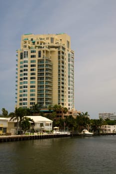 Fort Lauderdale,canal,river,residential area,residential settlement,community,yachts,ship,ships,large,luxury,wealth,white,house,villa,estate,boat,pier,anchor,harbor,pier,Florida,promenade,shore,stay,river,quay,cruise,excursion,too