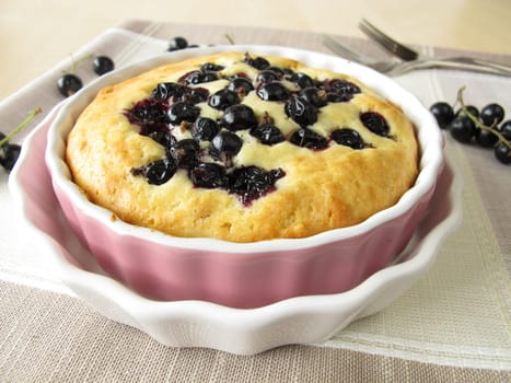 Stir-fry cake with blackcurrants