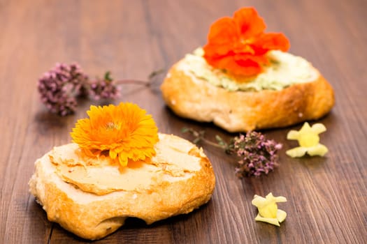 Bread rolls with tomatoes and wasabi cream cheese