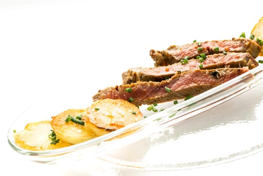Entrecote in strips with chibals and roast potatoes
