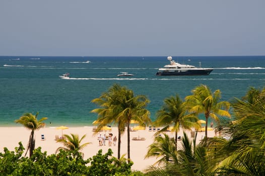 sea view,yacht,anchor,anchor,blue,huge,ship,horizon,beach,palm trees,visibility,park,Fort Lauderdale,America,Florida,beach