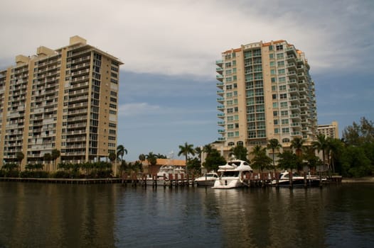 Fort Lauderdale,canal,river,residential area,residential settlement,community,yachts,ship,ships,large,luxury,wealth,white,house,villa,estate,boat,pier,anchor,harbor,pier,Florida,promenade,shore,stay,river,quay,cruise,excursion,too