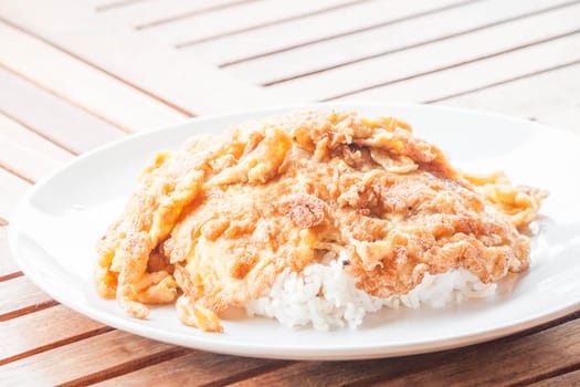 Fast cooking of fried omelet topped on rice