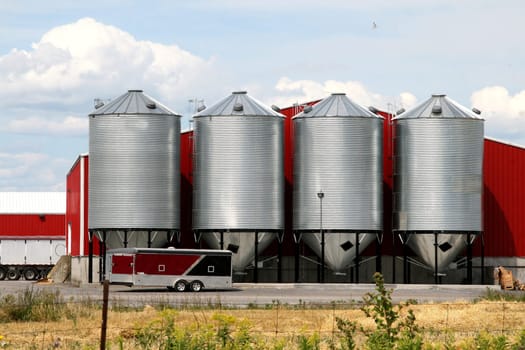 Metal grain silos for crop drying