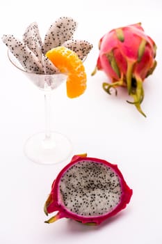White pulp of the strawberry pear covered in a vibrant violet skin. Wedges are easily assorted in a glass. A piece of mandarine is added to complement the purple color of its beef..