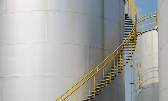 Storage tank with ladder