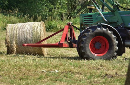 Tractor with straw bales