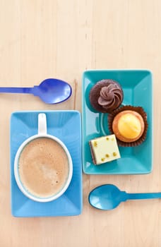 Various small toertchen and coffee
