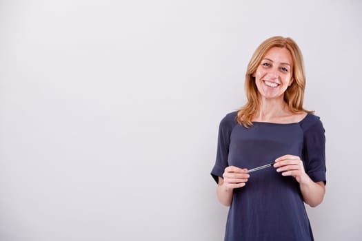 this ordinary real woman is realy able to teach and explain something because this is not a model but a real person and she knows what she does.