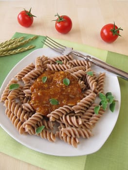 Whole grain noodles with green core Bolognese