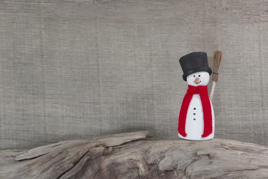 Snowman standing on trunk für christmas
