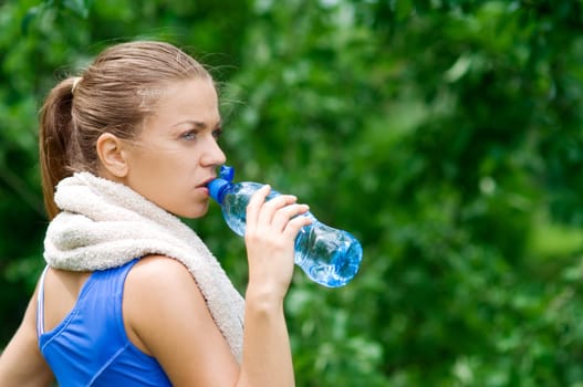 Beauty woman drinking water