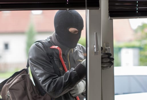 Burglars with crowbar