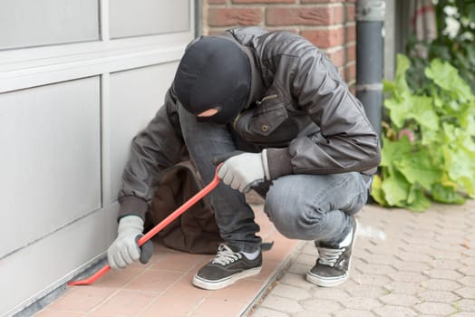 Burglars with crowbar