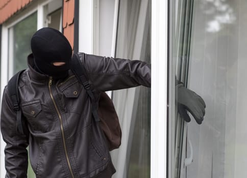 Burglars with crowbar