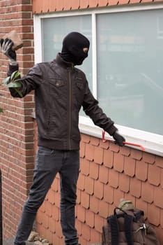 Burglars with crowbar