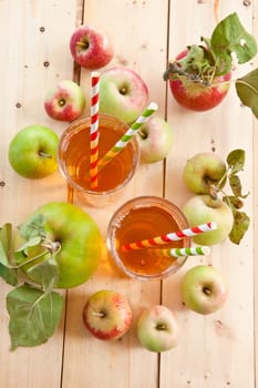 Clear apple juice in glass with fresh apples