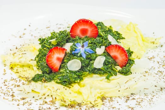 Kohsalat with strawberries