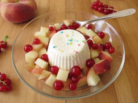 Egg-belses of yoghurt ice cream with fruit