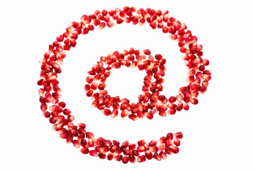 Granatapfelkerne so angeordnet, daß sie ein At-Zeichen oder Ad-Zeichen, ergeben. Das At oder @ wird auch Klammeraffe genannt. Dieses Referenzzeichen ist ein wesentlicher Bestandteil jeder Email-Adresse. Pomegranate seeds aligned to shape the “at sign”. The At or At sign is also called apetail. This reference symbol is an essential part of any email address.