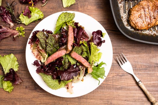 Plate Entrecote in strips with leaf salad