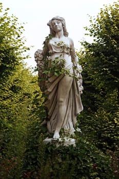 Female figure / figure of a woman