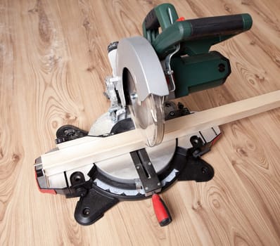 Electrical saw with circular blade for wood