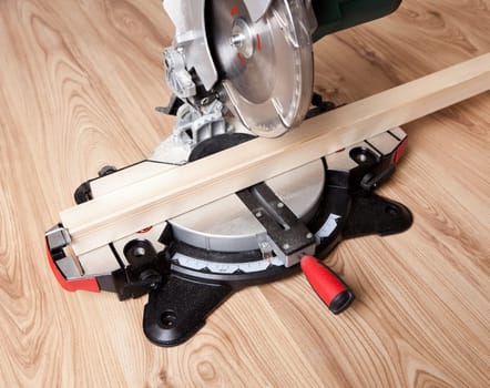 Electrical saw with circular blade for wood