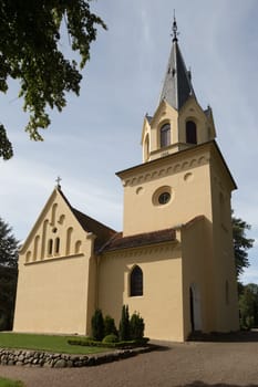 Yellow church in Tranekér with lateral light
