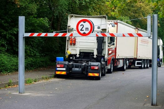 The photograph of trucks in a parking lot with one-sided navigability.
