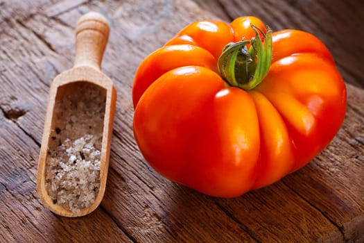 Mature meat tomato and salt in spice shovel